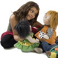 niña con dos muñecos